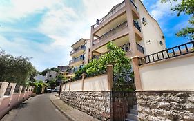 Aqua Breeze Apartments